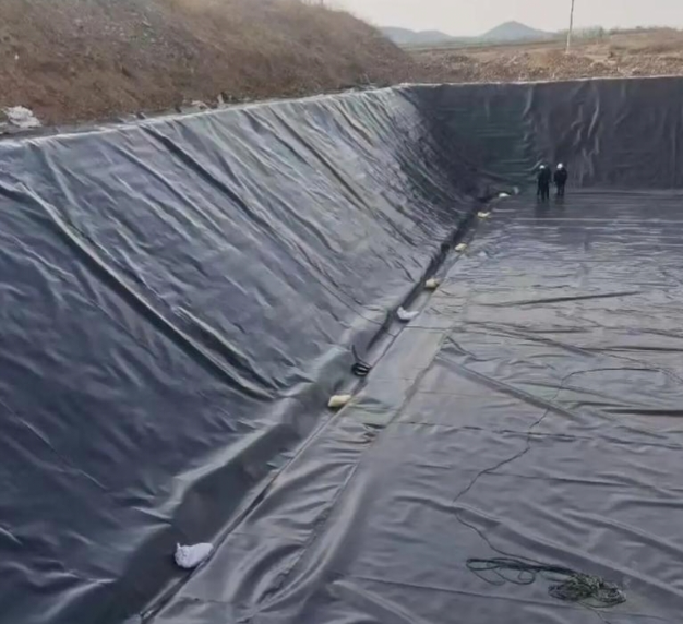 污水池HDPE土工膜选型:光面还是糙面?